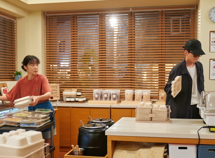 ‘일타 스캔들’로 설레는 케미스트리를 완성할 전도연(왼쪽)과 정경호. / tvN
