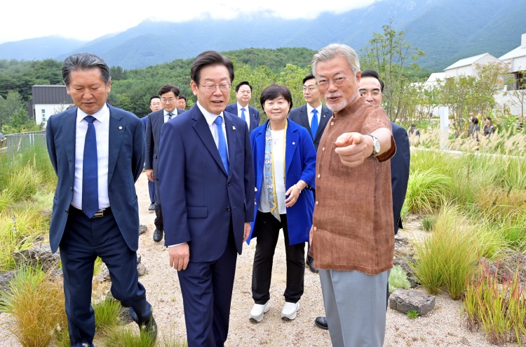 이재명 더불어민주당 대표 등 당 지도부가 지난 8월 오후 경남 양산시 하북면 평산마을을 찾아 문재인 전 대통령과 대화를 나누며 사저를 둘러보고 있다. / 사진=더불어민주당 제공