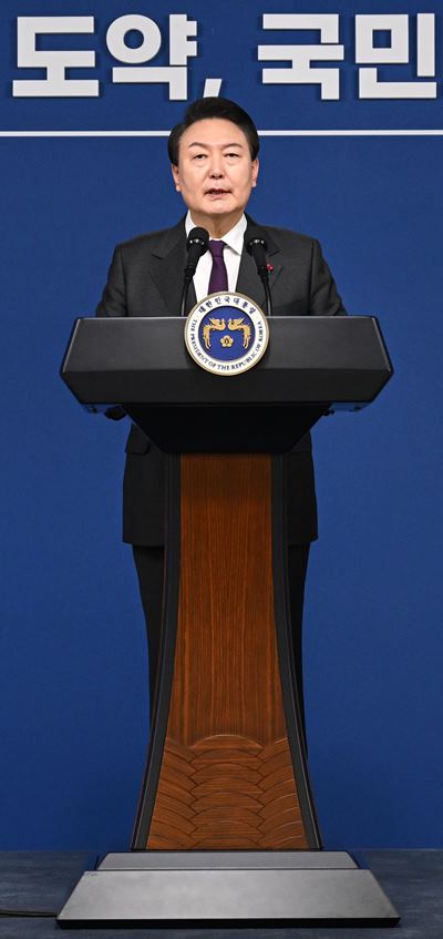 리얼미터가 2일 공개한 윤석열 대통령의 국정지지율에 따르면, 긍정평가가 40.0%였고 부정평가는 57.2%를 기록했다.