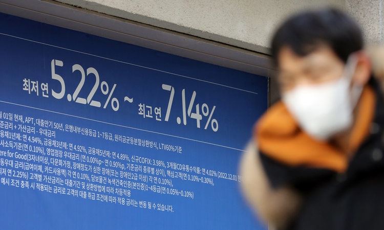 새해에도 주택담보대출 등 주요 대출상품 금리 상승세가 이어질 전망이다. 사진은 3일 서울 시내 한 은행에 대출 광고가 붙어있는 모습. / 뉴시스