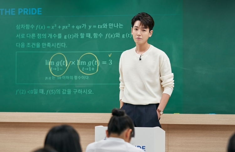 ‘일타 스캔들’로 돌아온 정경호. / tvN
