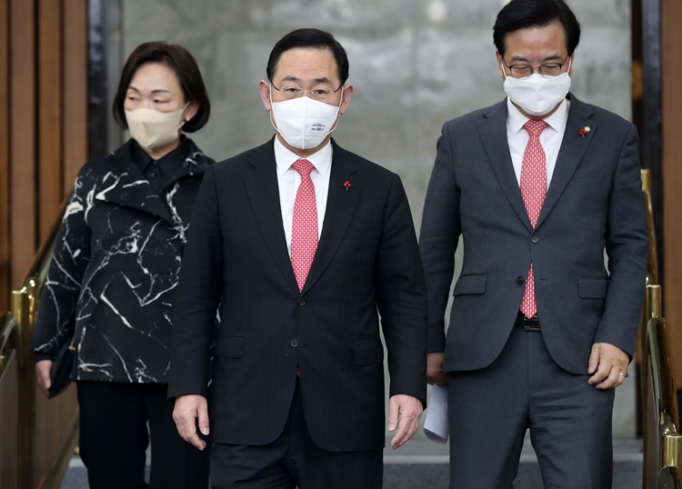 주호영(가운데) 국민의힘 원내대표가 13일 오전 서울 여의도 국회에서 열린 원내대책회의에 참석하고 있다. / 뉴시스