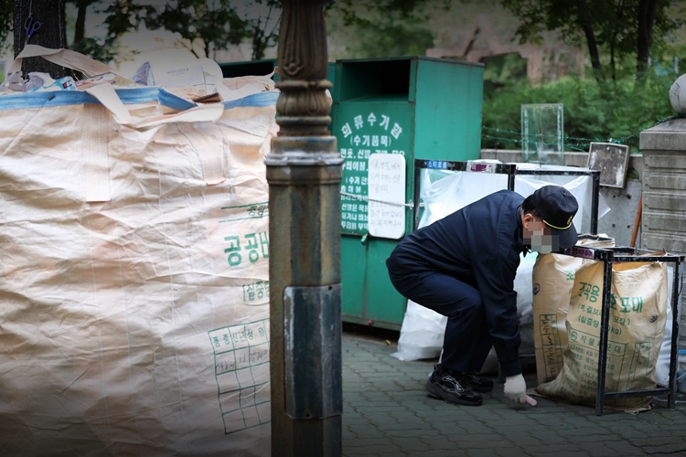  대학교 및 아파트의 청소·경비 근로자들의 휴게 환경이 여전히 열악한 것으로 조사됐다. 사진은 서울의 한 아파트에서 경비원이 업무를 보고 있는 모습. / 뉴시스