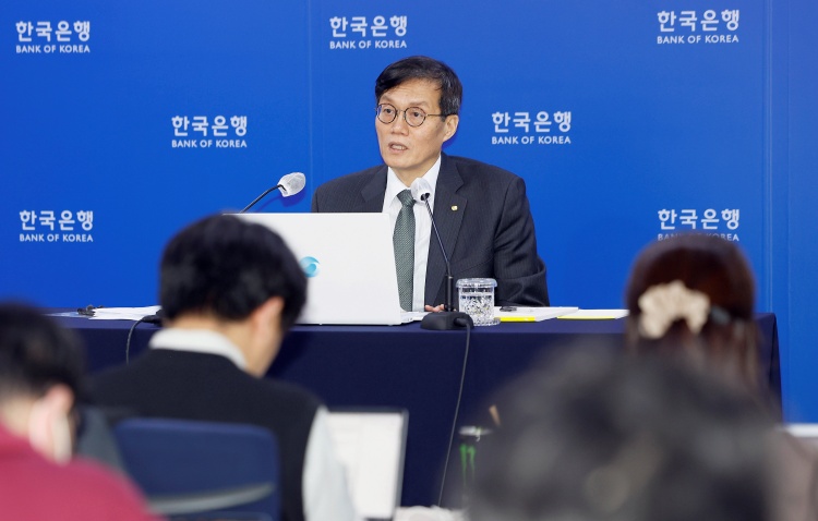 이창용 한국은행 총재가 13일 서울 중구 한국은행에서 열린 기자 간담회에서 기준금리 인상과 관련해 설명하고 있다. / 뉴시스