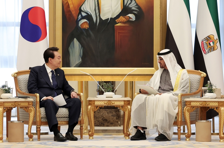 아랍에미리트(UAE)를 국빈 방문 중인 윤석열 대통령이 15일(현지시간) 아부다비 대통령궁에서 모하메드 빈 자이드 알 나하얀 대통령과 확대 회담을 하고 있다. / 뉴시스