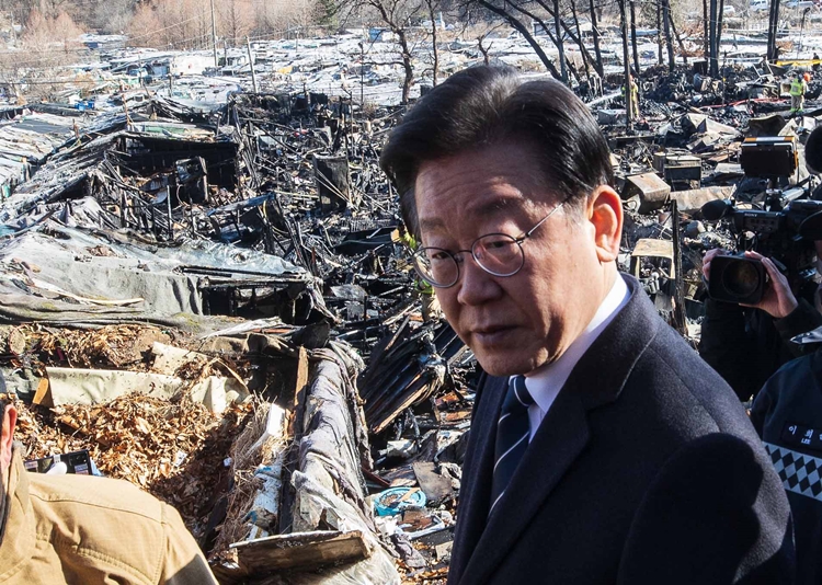  이재명 더불어민주당 대표가 20일 오후 화재가 발생한 서울 강남구 구룡마을을 찾아 화재현장을 바라보고 있다. / 공동취재사진-뉴시스