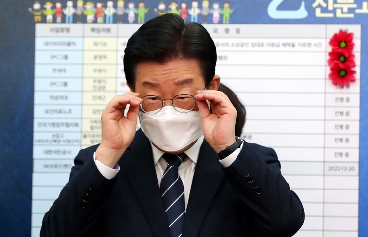 이재명 더불어민주당 대표가 오는 28일 검찰 수사를 받기 위해 검찰 출석을 앞둔 가운데, 민주당 일각에선 이 대표의 검찰 출석에 동행해야 한다는 목소리가 나온다. 그러나 이를 바라보는 비명계의 시선이 따가운 상황에서 당내 갈등도 촉발되는 형국이다. / 뉴시스