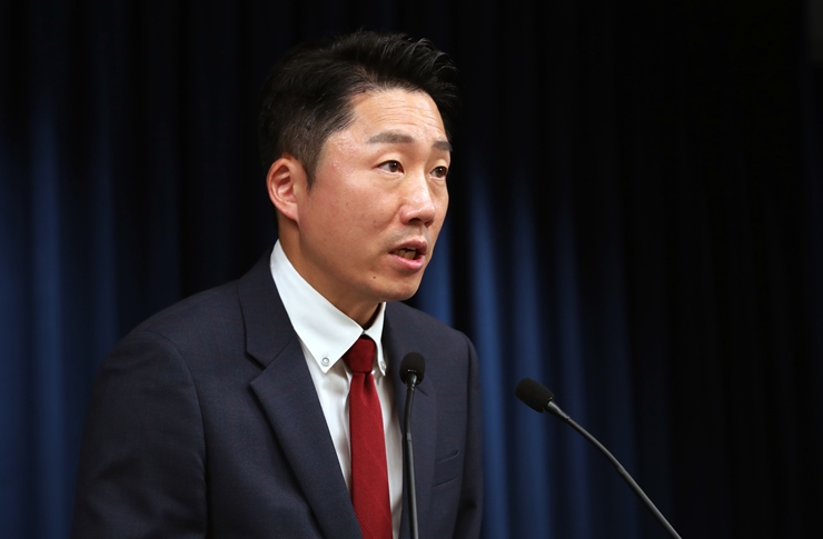 이재명 부대변인(사진)이 윤석열 대통령의 아랍에미리트(UAE)와 스위스 순방 일정 외부 유출에 대한 도의적 책임을 지고 사의를 표했다. /뉴시스