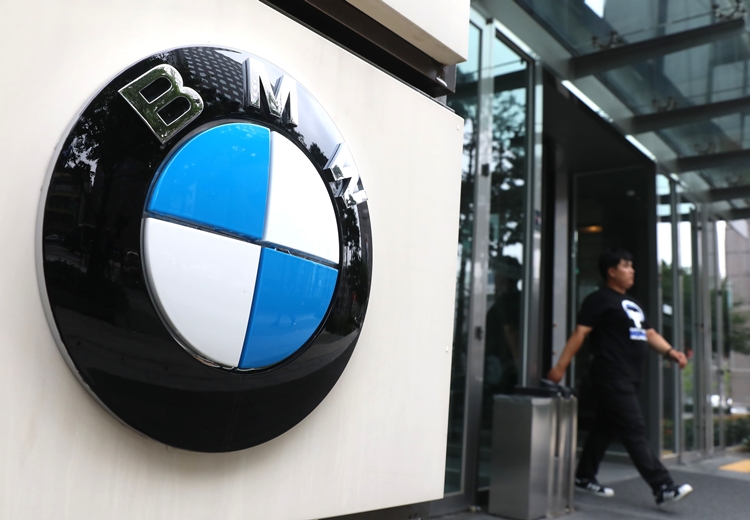 BMW가 1월 수입차 시장 판매순위 1위에 오르며 지난해의 아쉬움을 설욕했다. / 뉴시스