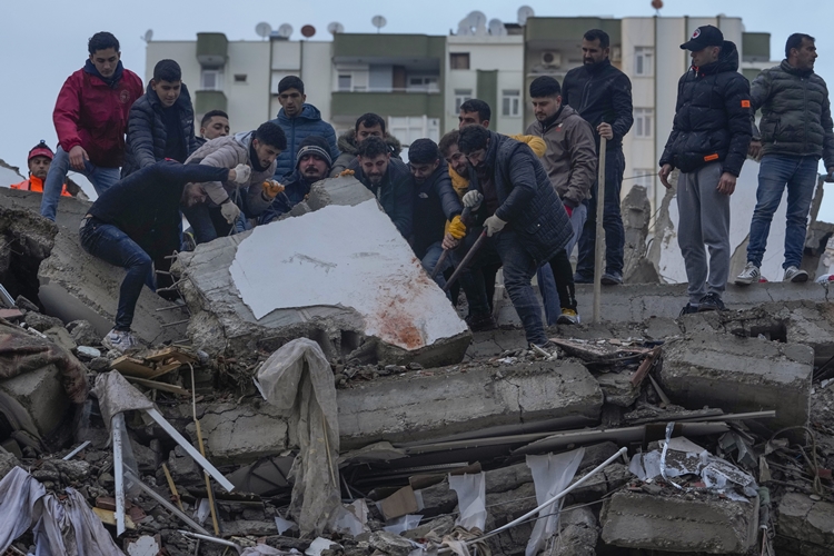 6일(현지시간) 튀르키예 남부 아다나에서 주민들이 지진으로 파괴된 건물 잔해를 수색하고 있다. 이날 새벽에 발생한 지진과 여진으로 튀르키예와 시리아에서의 사망자 숫자는 늘어가고 있다. / AP-뉴시스