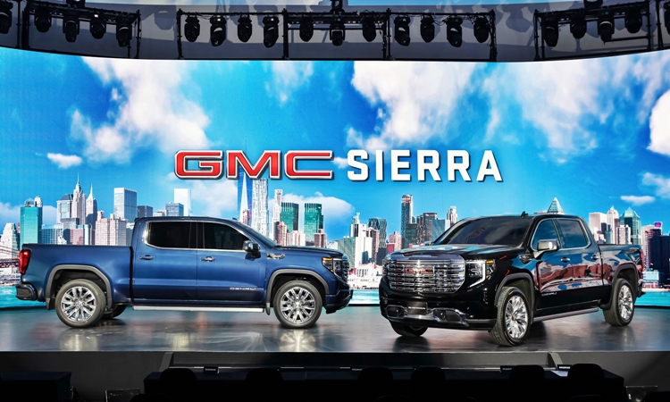 GMC 시에라 드날리는 6m에 달하는 길이와 2m 이상 너비의 거대한 크기를 자랑한다. / GM