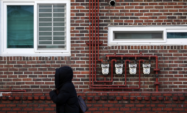 윤석열 대통령이 ‘난방비 폭탄’을 맞은 서민과 중산층의 난방비 지원을 검토하라고 지시했지만, 기획재정부의 반대로 관철시키기 어려워 보인다. 사진은 지난달 25일 오전 서울 시내 한 주택가에 가스계량기가 설치된 모습. / 뉴시스