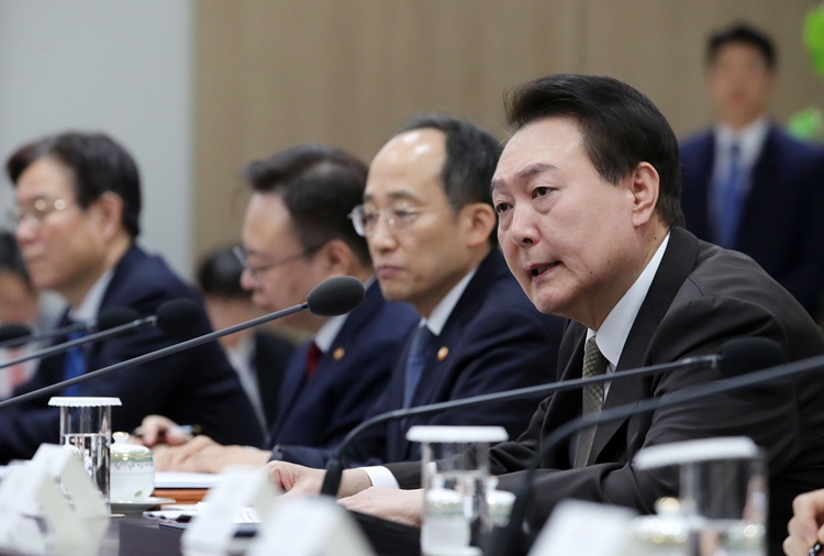 윤석열 대통령이 15일 서울 용산 대통령실 청사에서 열린 제13차 비상경제민생회의를 주재하고 있다. / 뉴시스