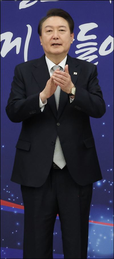 리얼미터가 20일 공개한 윤석열 대통령의 국정지지율에 따르면, 긍정평가가 40.4%였고 부정평가는 57.5%를 기록했다.