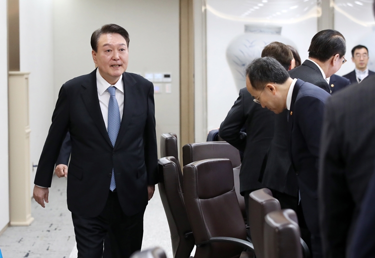 윤석열 대통령이 21일 서울 용산 대통령실에서 열린 국무회의에 입장하고 있다. / 뉴시스