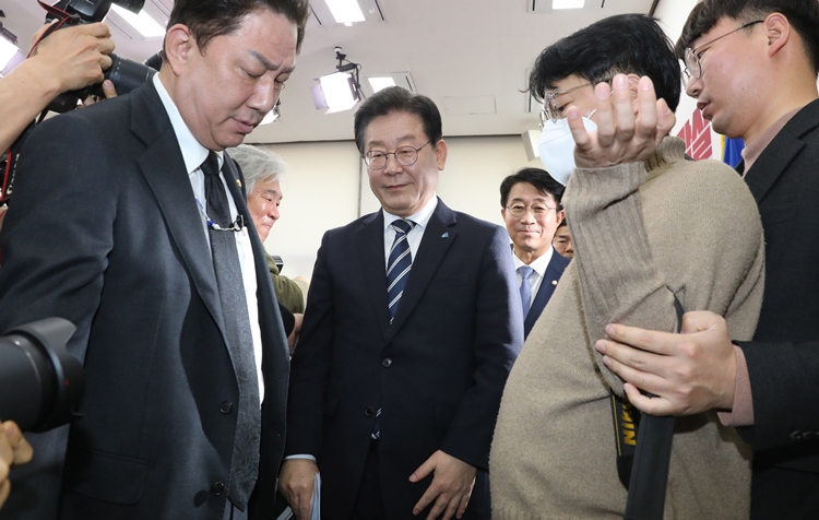 이재명 더불어민주당 대표가 23일 오전 서울 여의도 국회에서 열린 기자간담회를 마치고 이동하고 있다. / 뉴시스