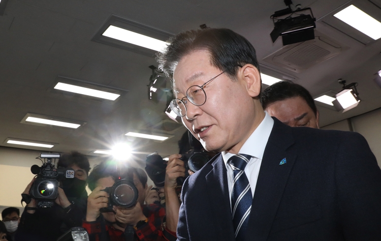 이재명 더불어민주당 대표가 23일 오전 서울 여의도 국회에서 열린 기자간담회를 마치고 나오고 있다. / 뉴시스