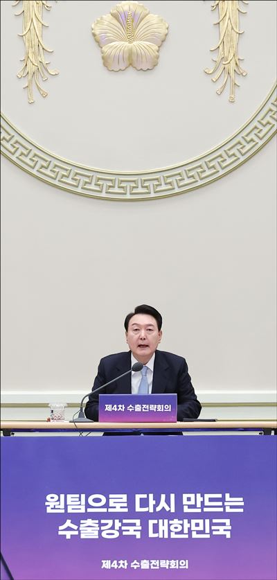 한국갤럽이 24일 공개한 윤석열 대통령의 직무수행 평가 결과에 따르면, 긍정평가가 37%였고 부정평가는 56%로 조사됐다.