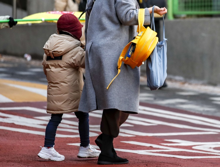 보건복지부의 조사결과에 따르면 지난해 어린이집 이용자 만족도는 2019년과 2020년에 비해 높아진 것으로 나타났다. 그러나 높아진 만족도에도 불구하고 국내 어린이집이 빠른 속도로 줄어들고 있어 일각에서 우려의 목소리가 나온다. / 뉴시스