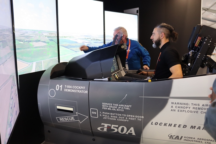 사진은 지난 2월 28일 호주 멜버른에서 열린 ‘아발론 국제에어쇼 2023’에서 KAI 부스에 마련된 T-50 시뮬레이터 탑승 체험을 하고 있는 관람객의 모습 / KAI