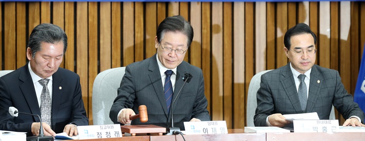 이재명 더불어민주당 대표가 6일 오전 서울 여의도 국회에서 열린 확대간부회의에서 의사봉을 두드리고 있다. / 뉴시스