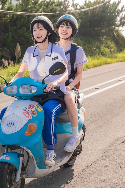 미소와 하은으로 분한 김다미(왼쪽)와 전소니. / NEW