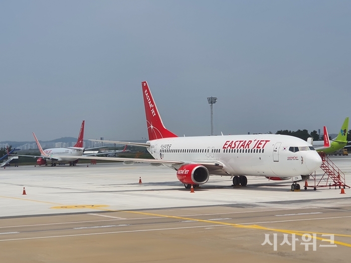이스타항공은 연내 보유 항공기를 10대까지 확대할 계획이다. 사진은 김포국제공항 주기장에 세워져 있는 이스타항공 보잉 737-800 기재. / 김포공항=제갈민 기자