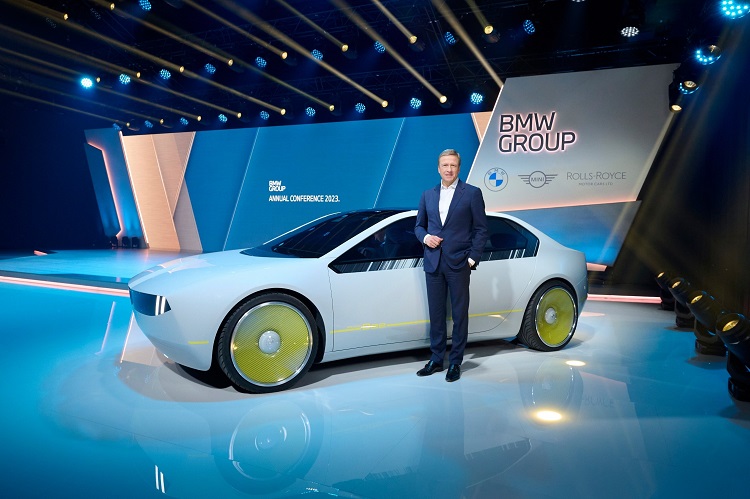 BMW 그룹은 지난해 전체 판매량은 줄었지만 매출과 영업이익 등은 성장했다. 이 배경에는 전기차가 있는 것으로 보이며, BMW 그룹에서도 전기차를 핵심 성장 동력이라고 설명하며 올해 전기차 포트폴리오를 확대할 계획이라고 밝혔다. 사진은 올리버 집세 BMW 그룹 회장과 콘셉트 모델 BMW i 비전 디(Vision Dee). / BMW그룹 코리아