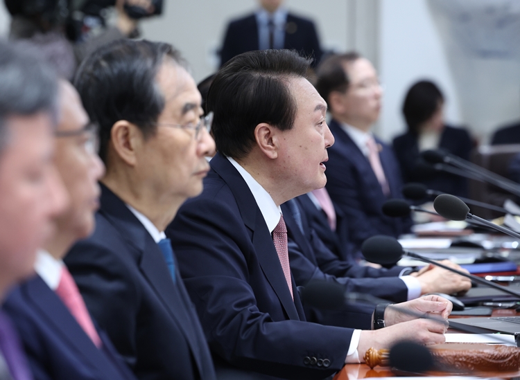 윤석열 대통령이 21일 서울 용산 대통령실 청사에서 열린 국무회의를 주재하고 있다. / 대통령실통신사진기자단-뉴시스