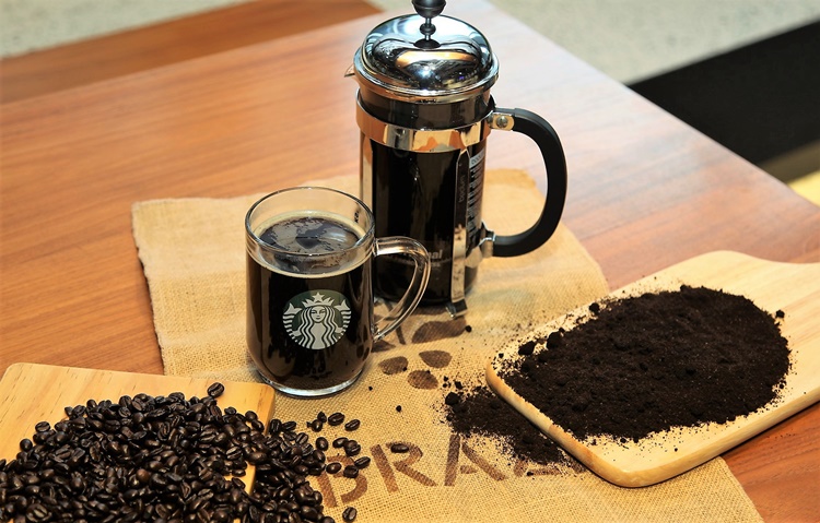 한강유역환경청은 지난 14일 전국 스타벅스 매장에서 배출되는 커피 찌꺼기를 순환자원으로 인정했다고 밝혔다. 해당 커피 찌꺼기는 업사이클링 전문기업을 통해 대형 테이블과 전등갓 등 인테리어 제품으로 재탄생했다. / 스타벅스