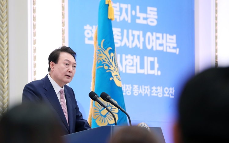 윤석열 대통령이 23일 청와대 영빈관에서 열린 복지·노동 현장 종사자 초청 오찬에서 발언하고 있다. / 뉴시스