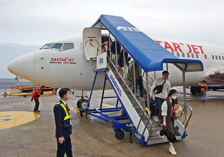 23일 이스타항공 첫 번째 재운항 항공편을 이용한 승객들이 제주공항에 도착한 후 하기하고 있다. / 제갈민 기자