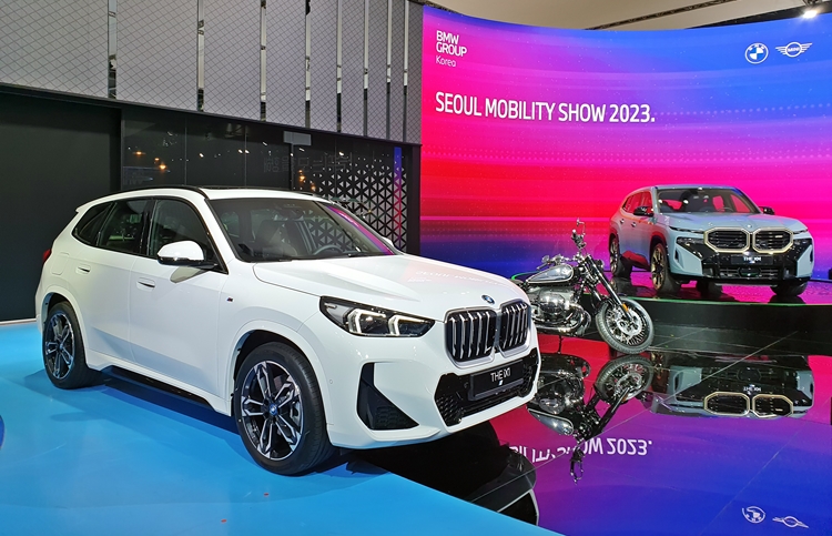 BWM가 이번에 공개한 iX1(왼쪽 흰색)과 BMW 뉴 XM(오른쪽 끝) 모델. / 킨텍스=제갈민 기자