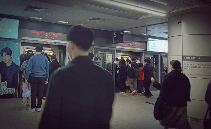 정부는 지난해부터 전철 혼잡 관리 대책 마련에 적극 나서고 있다. 서울 지하철 중 가장 혼잡도가 높은 9호선에 대해선 내년부터 신규 전동차 8편성 추가를 예고해 이목을 집중시켰다. 사진은 30일 오전 8시 20분 9호선 여의도역. 승객들이 중앙보훈병원행 급행 열차에 타승하고 있다. / 이미정 기자