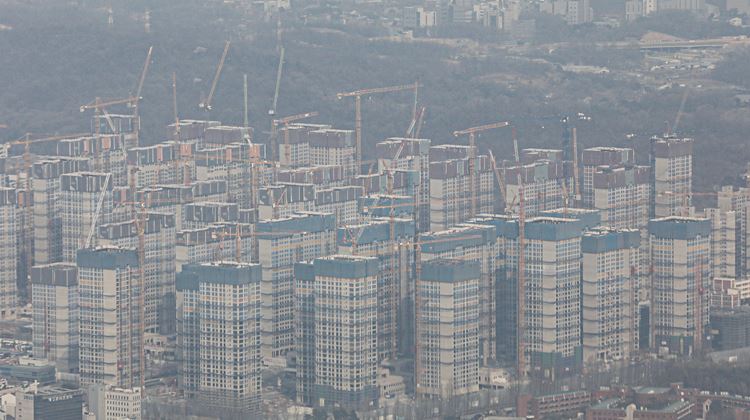 지난해 중위소득 가구가 보유자산과 대출 등을 활용해도 구입 가능한 서울 내 아파트가 100채 중 3채에 불과하다는 조사결과가 나왔다. / 뉴시스
