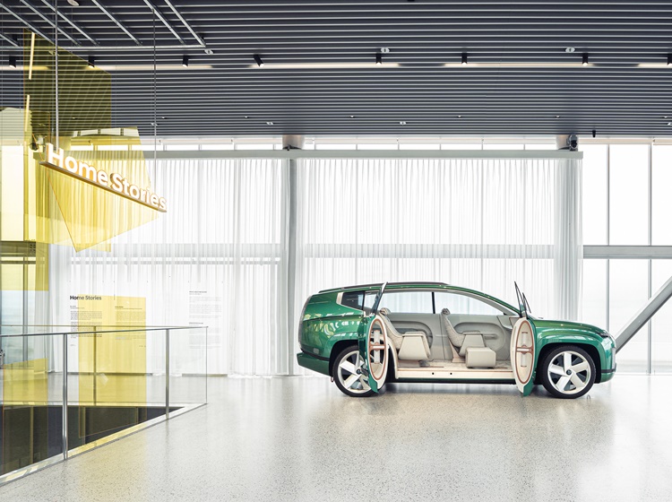 현대자동차가 독일 ‘비트라 디자인 뮤지엄(Vitra Design Museum) ’과의 파트너십을 통해 4월 6일부터 10월 1일까지 ‘현대 모터스튜디오 부산’에서 ‘홈 스토리즈(Home Stories)’展을 개최한다. 사진은 현대차의 대형 SUV 전기차 비전을 제시하는 아이오닉 콘셉트카 ‘세븐(SEVEN)’ 전시 모습. / 사진 및 기사자료 제공=현대자동차