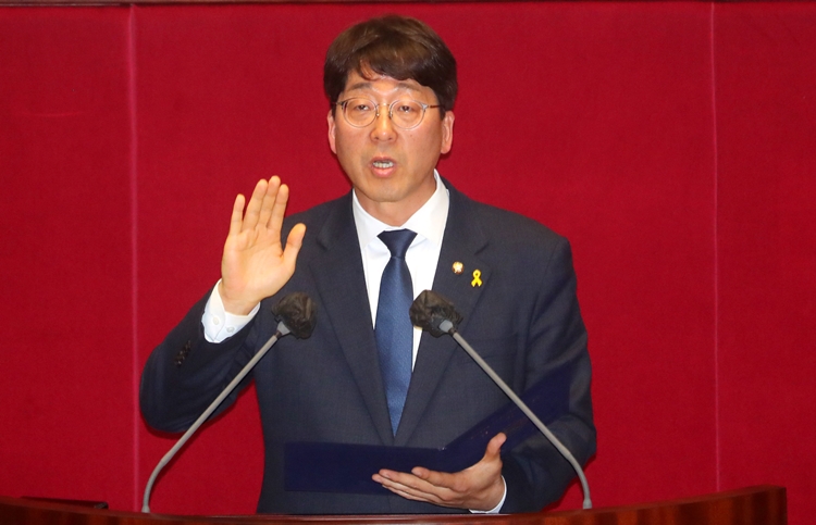 재선거에서 당선된 강성희 진보당 의원이 13일 오후 서울 여의도 국회에서 열린 제405회국회(임시회) 제4차 본회의에서 의원선서를 하고 있다. / 뉴시스