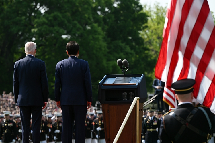 윤석열 대통령과 조 바이든 미국 대통령이 26일(현지시간) 워싱턴DC 백악관에서 열린 공식 환영식에 참석해 있다. / 공동취재-뉴시스