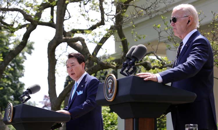 윤석열 대통령과 조 바이든 미국 대통령이 지난달 26일(현지시간) 워싱턴DC 백악관 로즈가든에서 공동 기자회견을 하고 있다. / 뉴시스