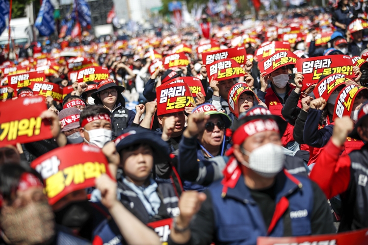 1일 오후 서울 영등포구 여의대로에서 열린 2023 한국노총 전국노동자대회에서 참가자들이 구호를 외치고 있다. / 뉴시스