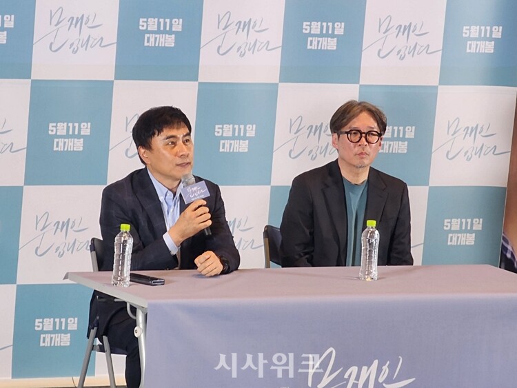 영화 ‘문재인입니다’를 연출한 이창재 감독과 제작한 김성우 프로듀서. / 이영실 기자