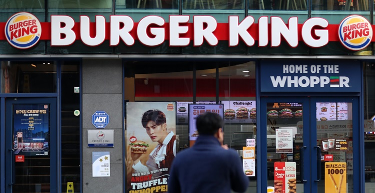 한국 버거킹을 운영하는 비케이알의 경영진 체제에 깜짝 변화가 일어났다. 10여간 한국 버거킹의 성장을 견인해온 전문경영인인 문영주 회장이 최근 돌연 사퇴했다는 소식이 전해졌기 때문이다.  /뉴시스