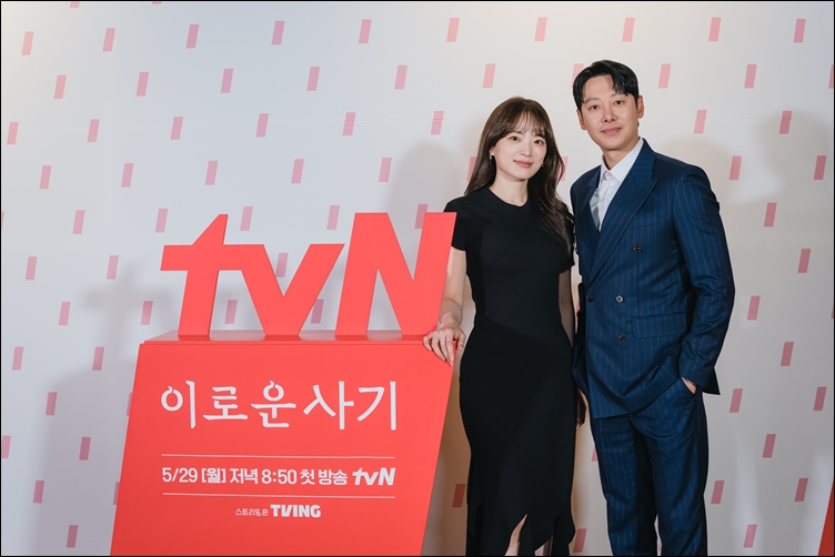 ‘이로운 사기’로 뭉친 천우희(왼쪽)와 김동욱. / tvN