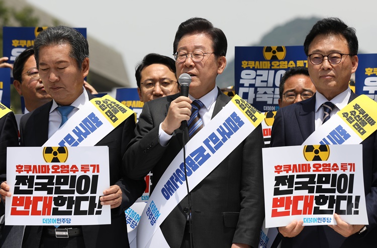 이재명 더불어민주당 대표는 26일 일본의 후쿠시마 오염수 방류를 반대하며 “대한민국 정부가 (왜) 일본 편을 들어서 위험한 핵 오염수 해양 투기에 대해서 면죄부를 주고 동의를 해주고 들러리는 서주는 것인가”라고 비판했다. /뉴시스
