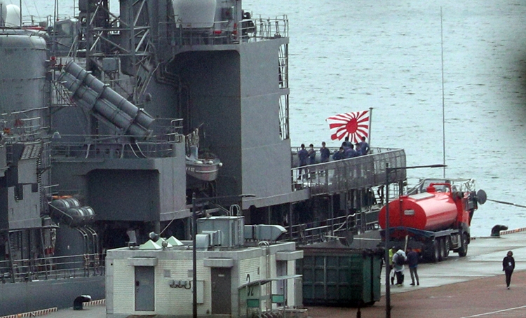 일본 해상자위대 아사기리급 호위함 '하마기리함'(DDG155)이 욱일기를 닮은 자위함기를 게양한 채 29일 부산 남구 해군작전사령부 부산기지에 정박해 있다. / 뉴시스