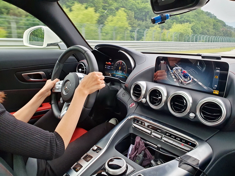 메르세데스-AMG GT 2도어. 센터페시아 디스플레이를 통해서는 차량의 동력 성능 및 주행 간 무게 쏠림 등을 파악할 수 있다. / 용인=제갈민 기자