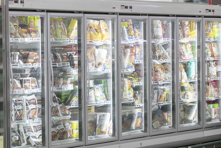 식품의약품안전처가 서울시 식품매장에 설치된 개방형 냉장고의 문 달기 활성화를 위해 업무협약을 체결했다. 서울시 한 대형마트 내 식품매장 도어형 냉장고의 모습. / 뉴시스
