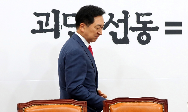 이재명 더불어민주당 대표가 김기현 국민의힘 대표 자녀의 코인 투자사 근무를 고리로 공세에 나섰다. 이에 대해 국민의힘은 억지 비판이라며 논란을 일축했다. /뉴시스