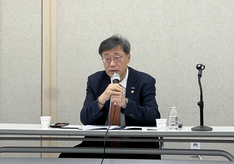 박윤규 과학기술정보통신부 2차관은 20일 서울역 인근에서 실시한 기자간담회에서 '단통법' 개정 방향과 5G요금 인하 목표를 밝혔다. / 뉴시스