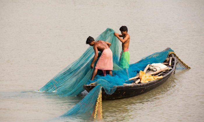갠지스강 유역 어민들의 모습. 어업은 주민 생존을 위해 필수적인 활동이지만 폐어망 등으로 인한 가비알의 폐사는 큰 문제로 자리 잡았다./ WWF